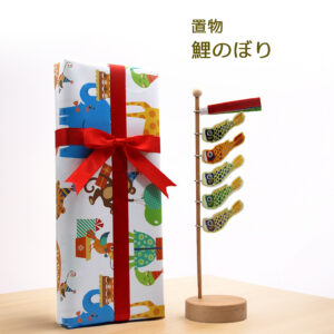 木製こいのぼり こいのぼり 鯉のぼり 室内 置物 五月人形 端午の節句 ５月５日 こどもの日 桐箱入り 木目 高26.5cm ギフトラッピング 飾り コンパクト かわいい ウッド 置き物 インテリア 玄関 子供部屋 手作り 5匹 刺繍 OKBABY