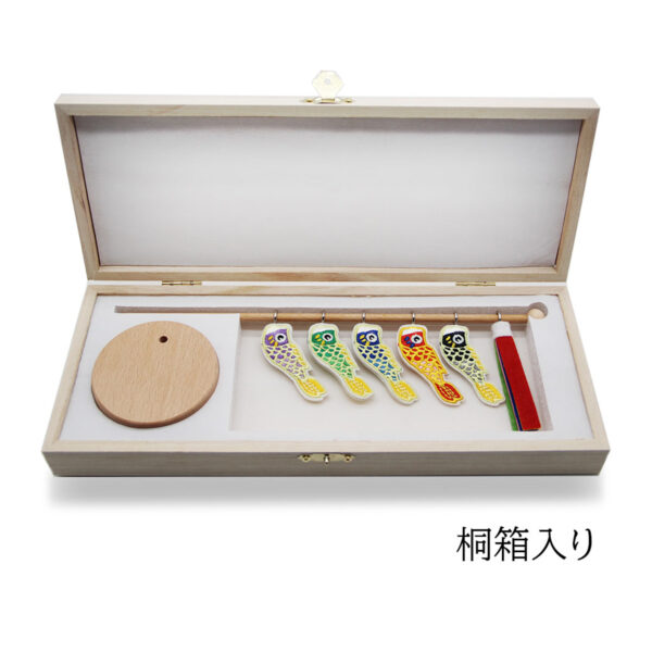 木製こいのぼり こいのぼり 鯉のぼり 室内 置物 五月人形 端午の節句 ５月５日 こどもの日 桐箱入り 木目 高26.5cm ギフトラッピング 飾り コンパクト かわいい ウッド 置き物 インテリア 玄関 子供部屋 手作り 5匹 刺繍 OKBABY - 画像 (5)