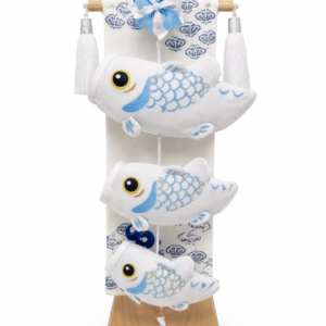 鯉のぼり 室内用 つるし飾り こいのぼり ふわふわ 室内 ミニ ちりめん生地 × 精密機械刺繍 天然木（欅）製 省スペース 立て飾り 和モダン インテリア 初節句・出産祝い・ギフト 五月人形 日本の伝統文化を今の暮らしに 飛羽鯉 元気人形工房13×13×44cm